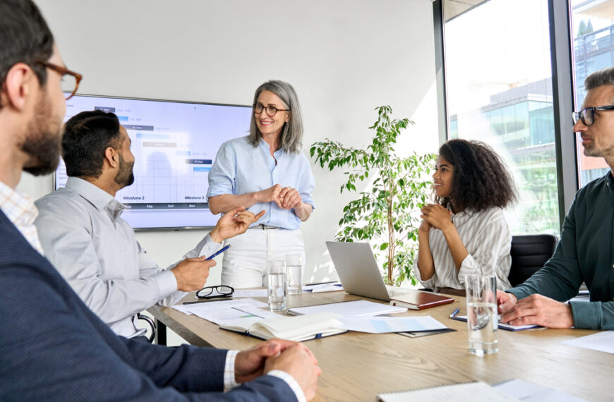 leadership discussion with employees